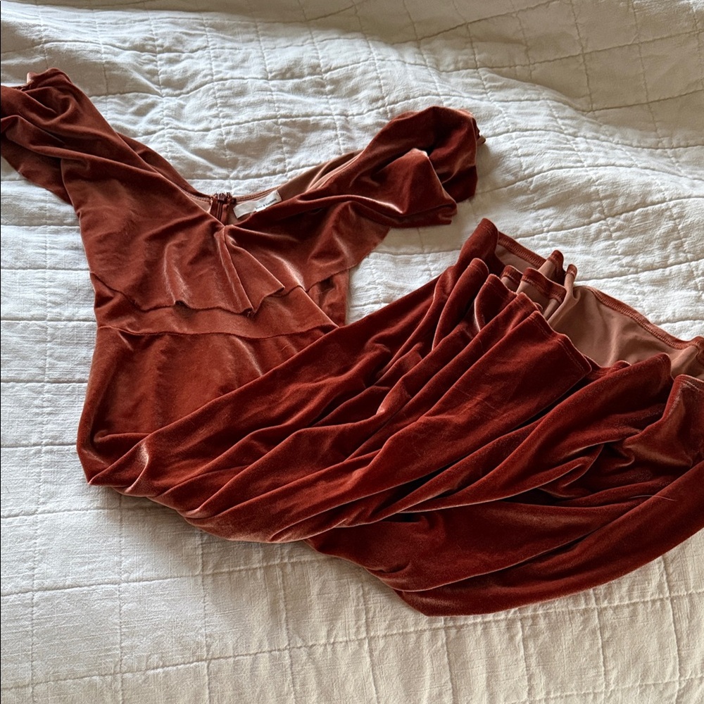 June & Hudson Rust Velvet Off Shoulders Dress